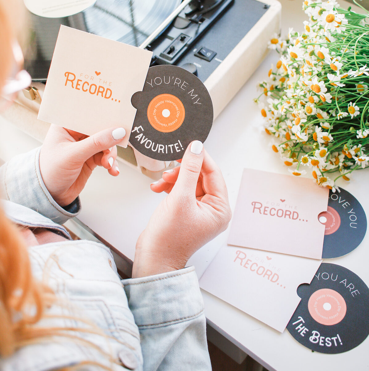 15 Creative DIY gifts for her: diy record shaped card