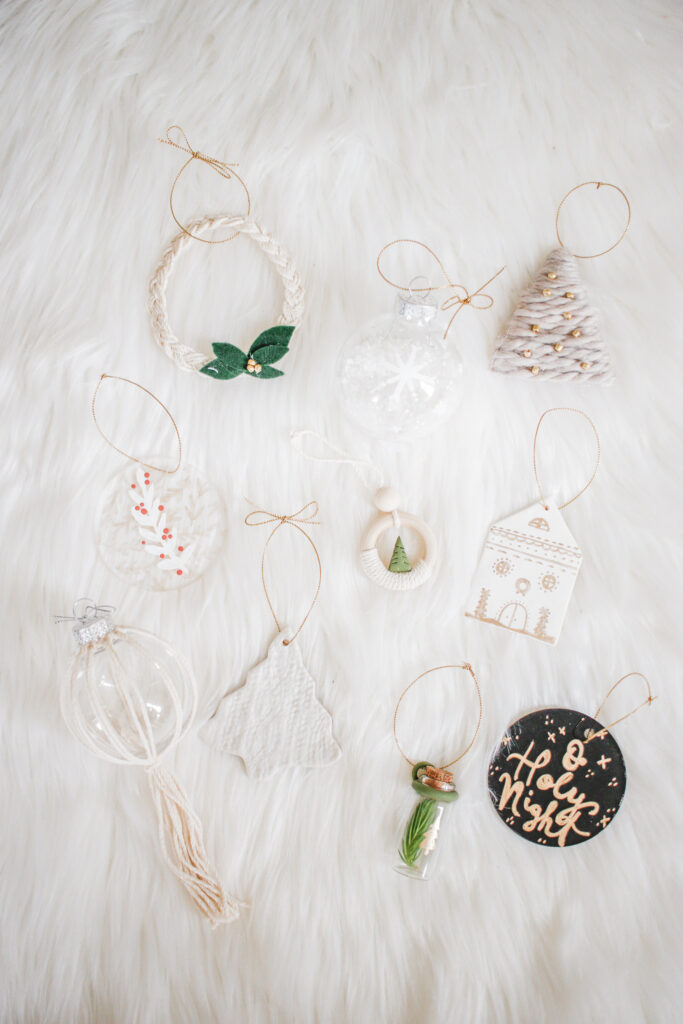 10 Easy DIY Ornaments - Get 30 DIY Christmas Ornament ideas that are super quick & simple to make in minutes